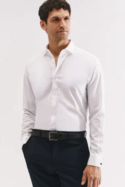 Camisa slim fit com abotoaduras e fácil engomar