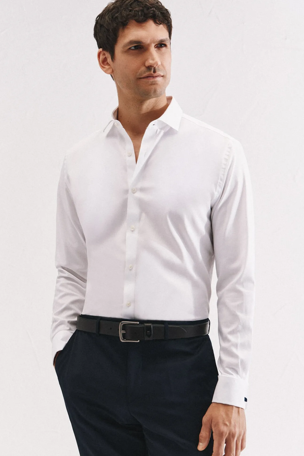 Camisa slim fit com abotoaduras e fácil engomar