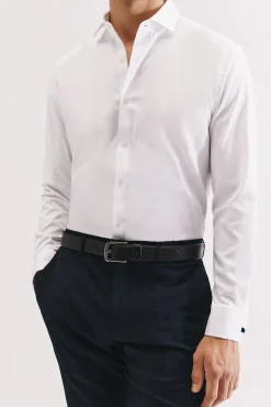 Camisa slim fit com abotoaduras e fácil engomar