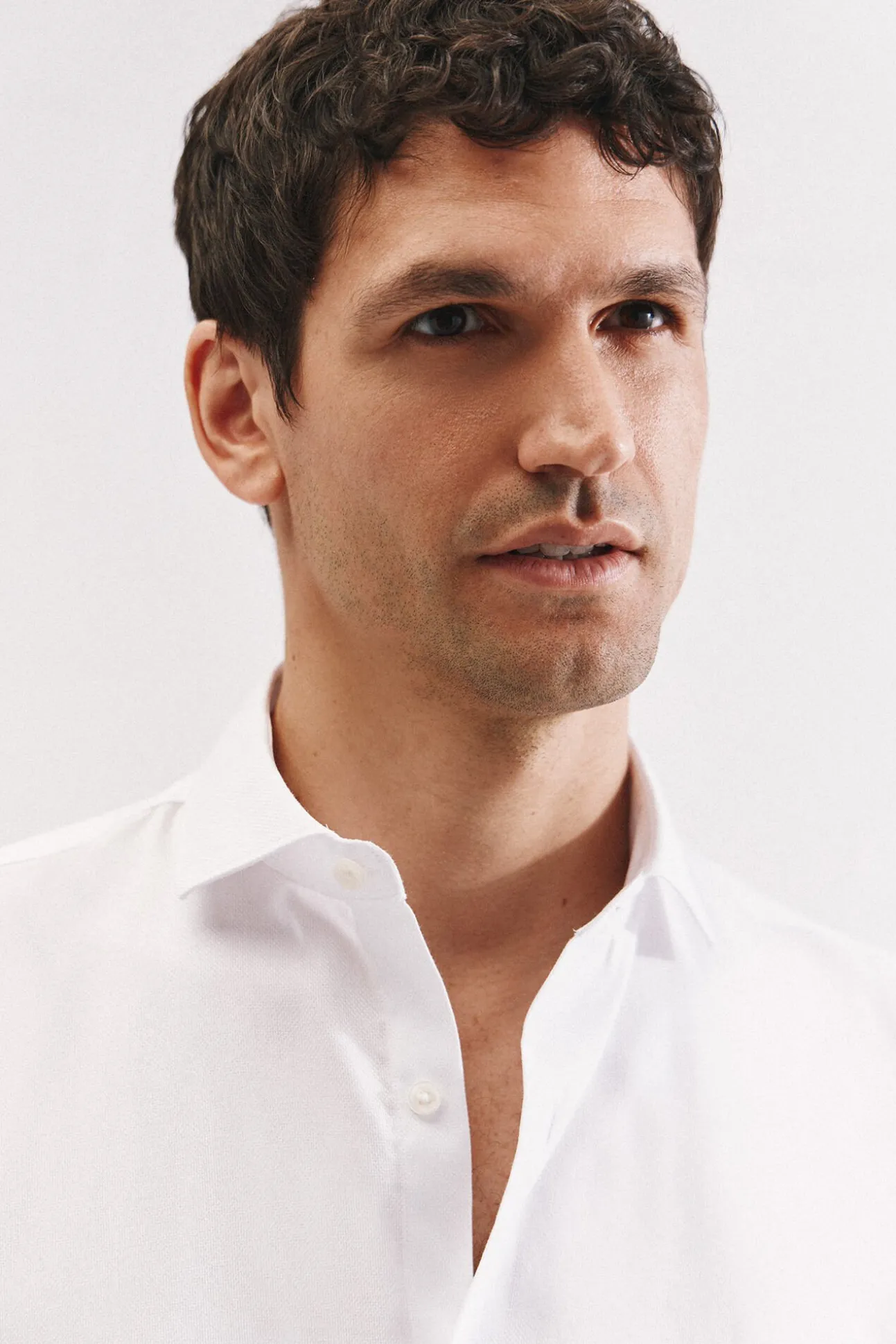 Camisa slim fit com abotoaduras e fácil engomar