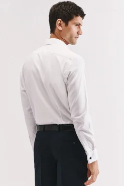 Camisa slim fit com abotoaduras e fácil engomar