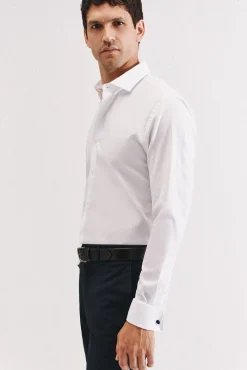 Camisa slim fit com abotoaduras e fácil engomar