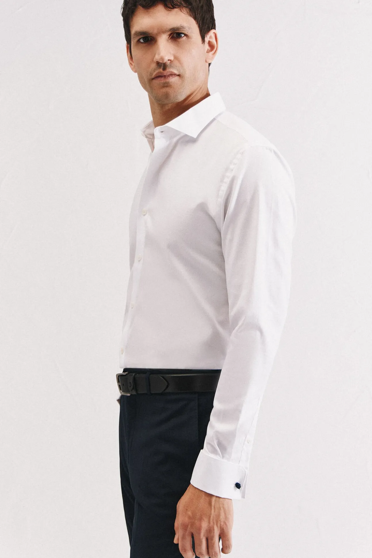 Camisa slim fit com abotoaduras e fácil engomar