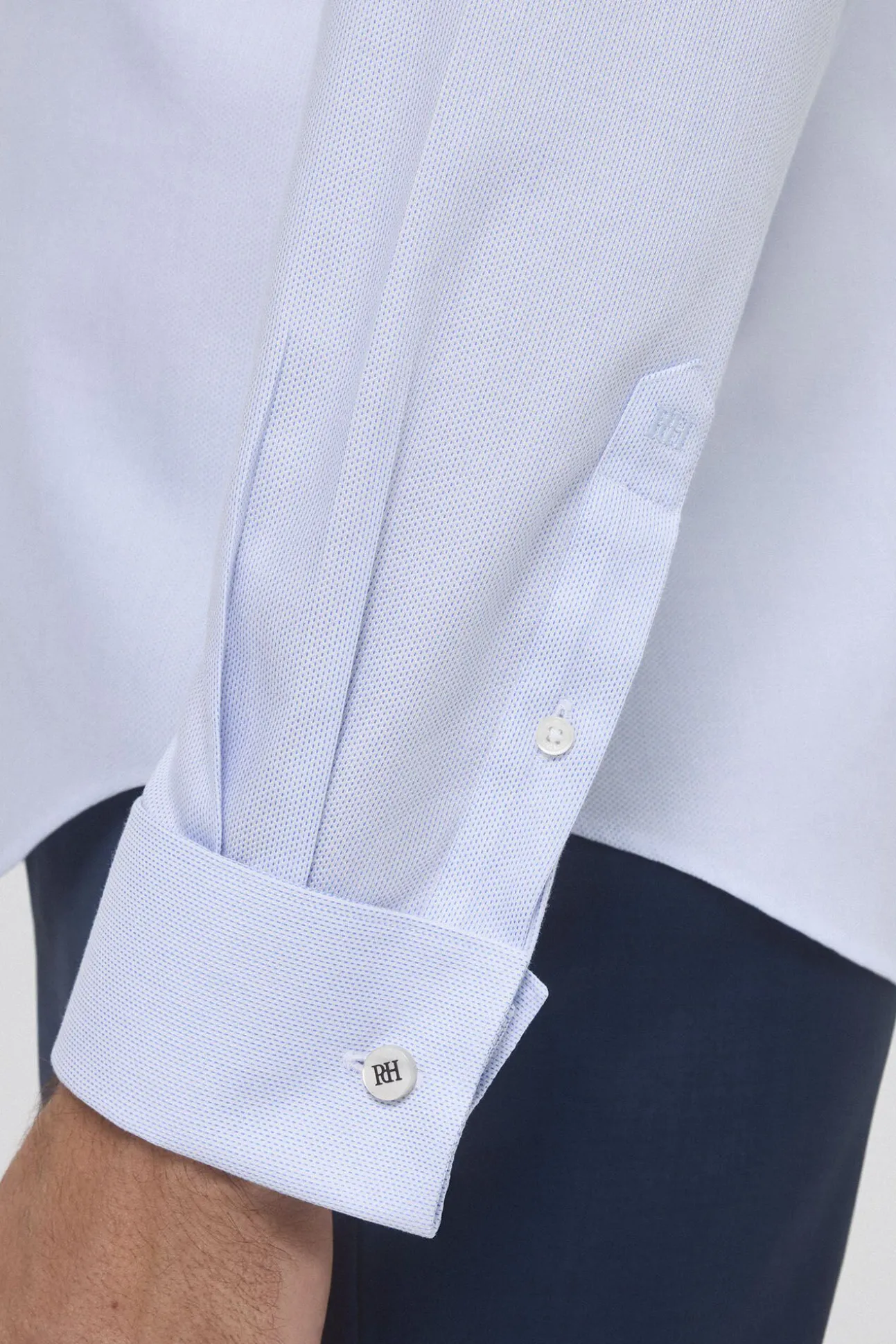 Camisa social com botões de punho, não resistente ao ferro e às manchas, corte simples e à medida