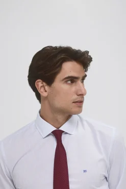 Camisa social com botões de punho, não resistente ao ferro e às manchas, corte simples e à medida