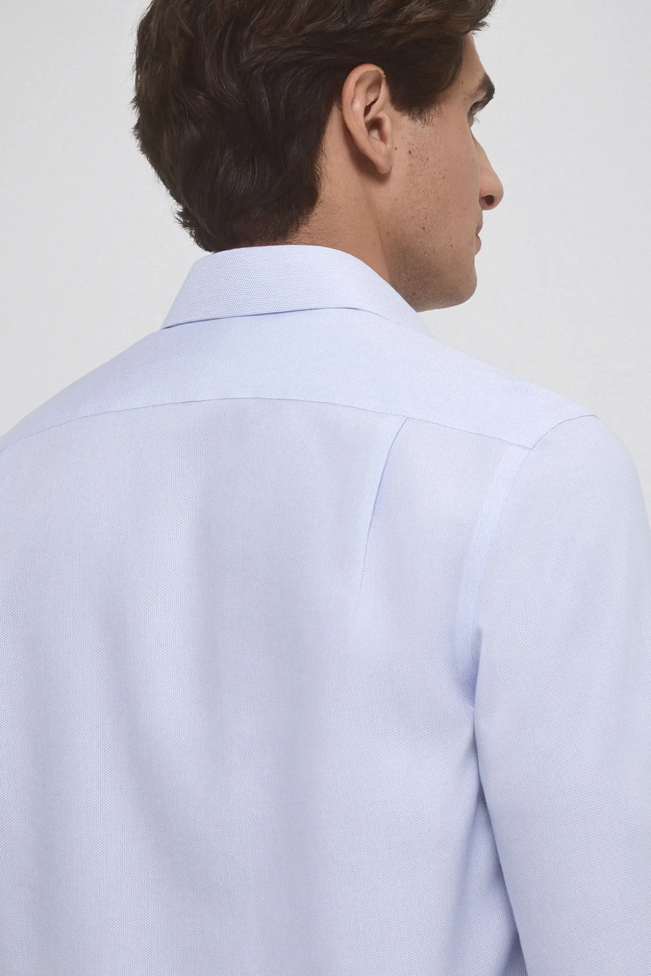 Camisa social com botões de punho, não resistente ao ferro e às manchas, corte simples e à medida
