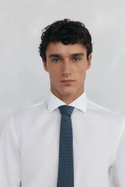 Camisa social estruturada slim fit, resistente a manchas e que não precisa passar