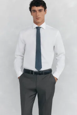 Camisa social estruturada slim fit, resistente a manchas e que não precisa passar