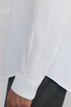 Camisa social estruturada slim fit, resistente a manchas e que não precisa passar