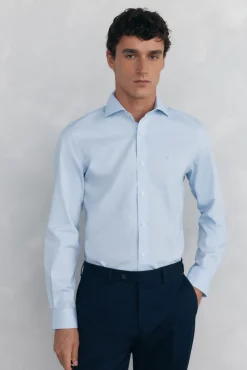 Camisa social estruturada slim fit, resistente a manchas e que não precisa passar