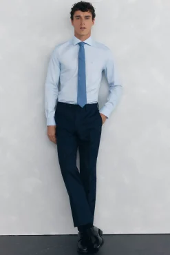 Camisa social estruturada slim fit, resistente a manchas e que não precisa passar