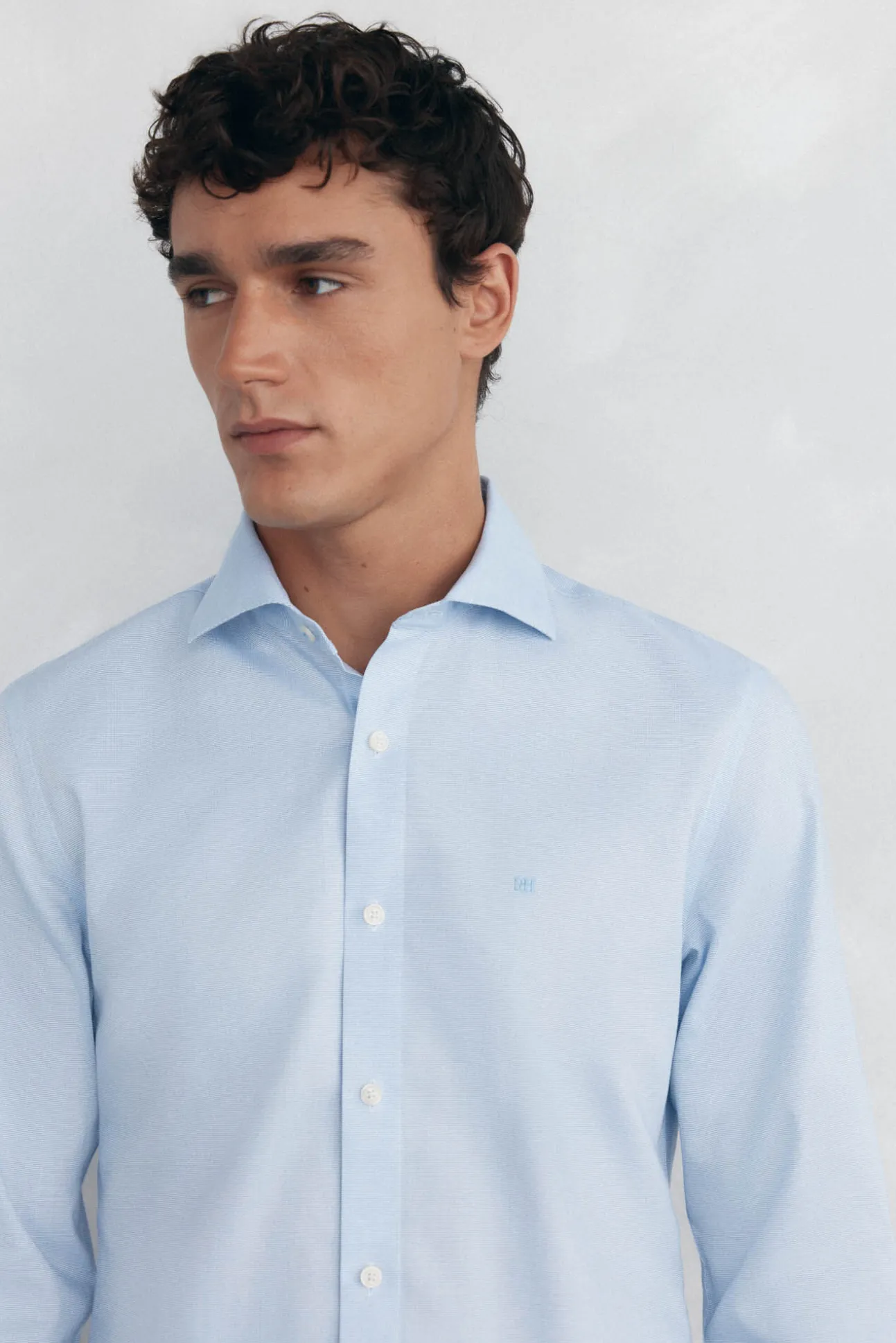 Camisa social estruturada slim fit, resistente a manchas e que não precisa passar