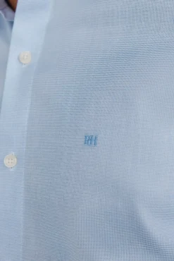 Camisa social estruturada slim fit, resistente a manchas e que não precisa passar