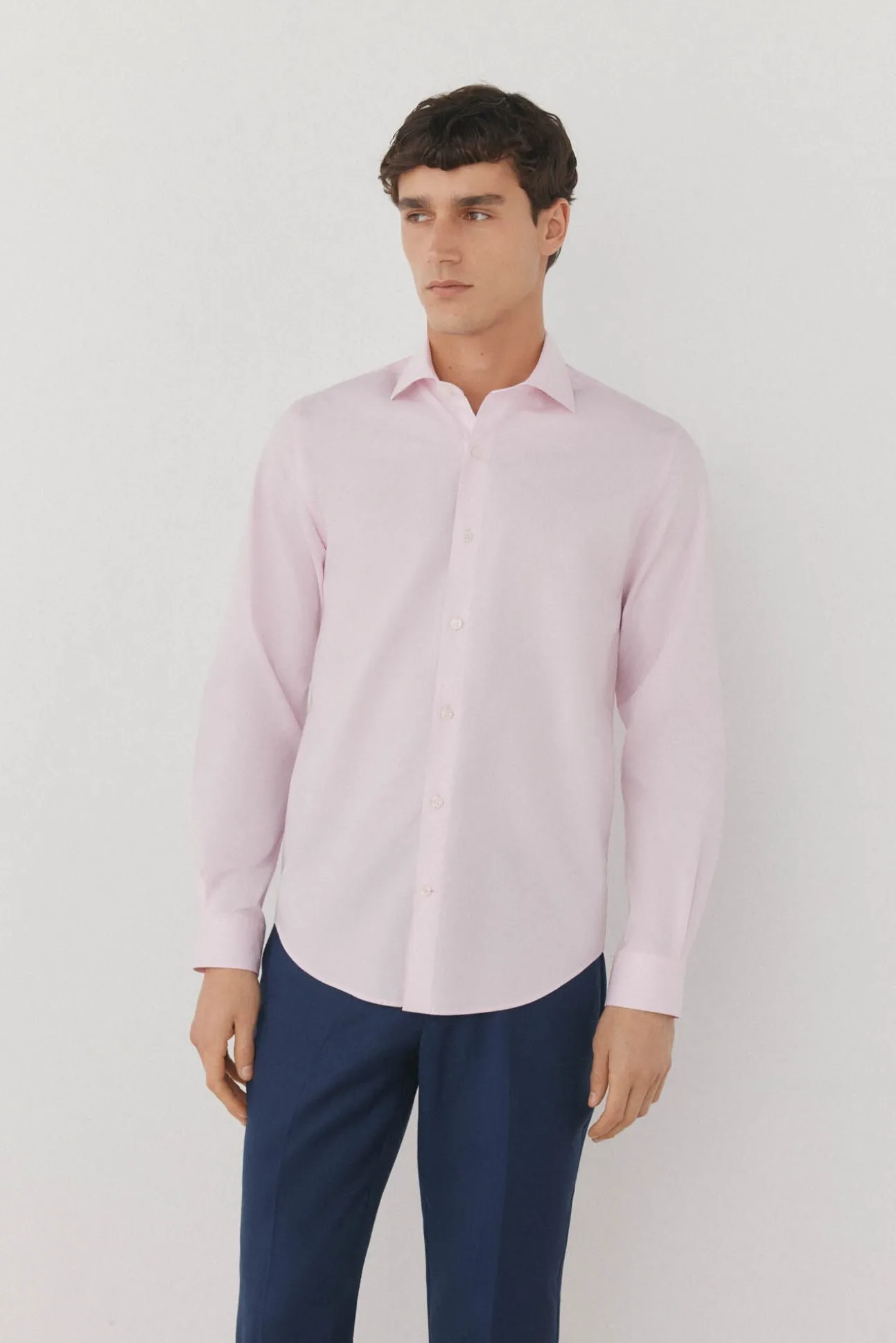 Camisa social lisa que não pode ser passada a ferro + resistente a manchas