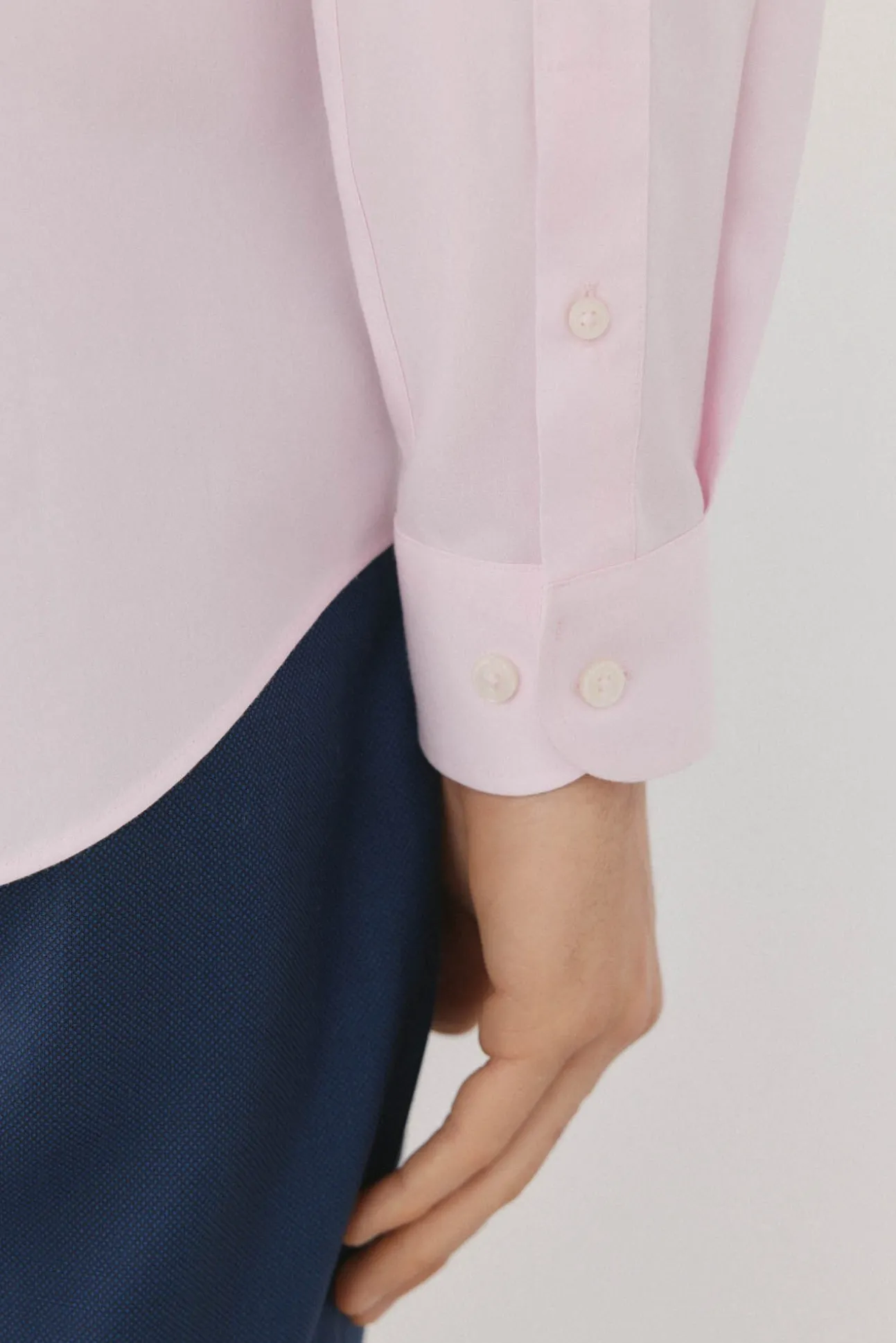 Camisa social lisa que não pode ser passada a ferro + resistente a manchas