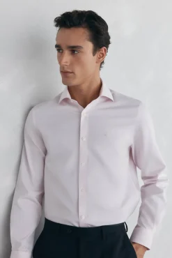 Camisa social lisa que não pode ser passada a ferro + resistente a manchas
