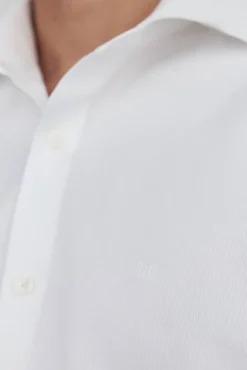 Camisa social lisa que não pode ser passada a ferro + resistente a manchas