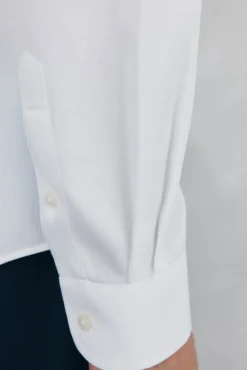 Camisa social lisa que não pode ser passada a ferro + resistente a manchas