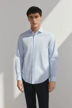 Camisa social lisa que não pode ser passada a ferro + resistente a manchas