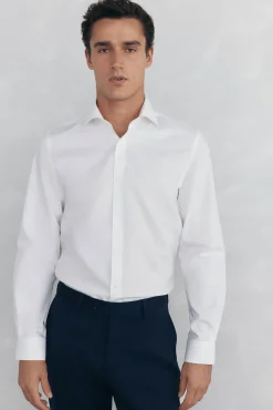 Camisa social lisa que não pode ser passada a ferro + resistente a manchas