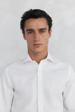 Camisa social lisa, slim fit, resistente a manchas e não engomada