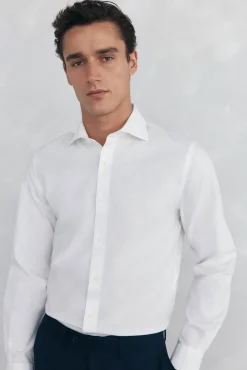 Camisa social lisa, slim fit, resistente a manchas e não engomada