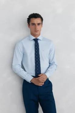 Camisa social lisa, slim fit, resistente a manchas e não engomada