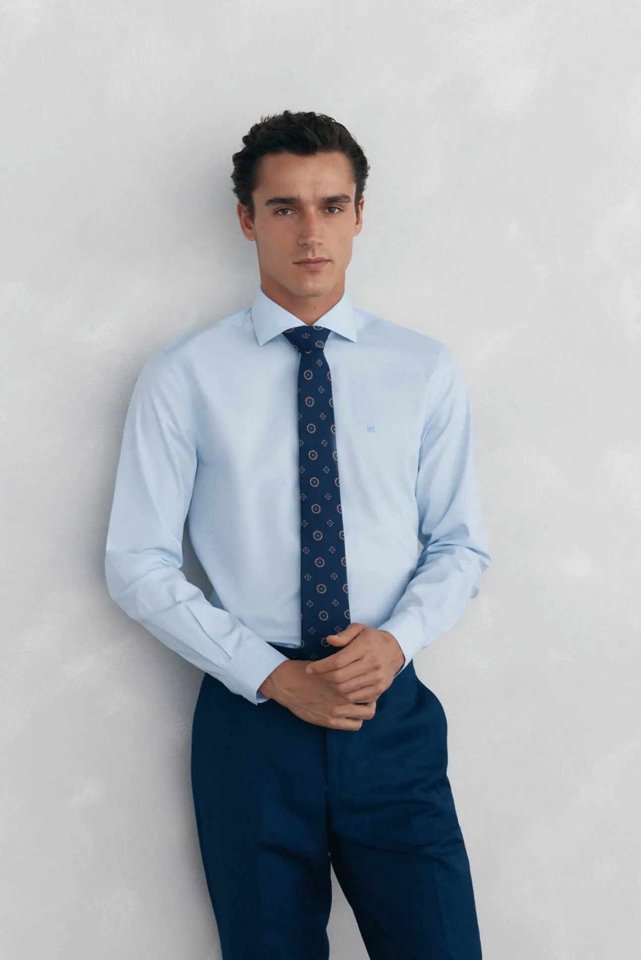 Camisa social lisa, slim fit, resistente a manchas e não engomada