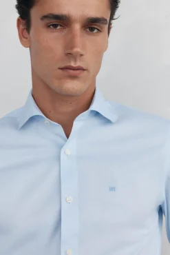 Camisa social lisa, slim fit, resistente a manchas e não engomada