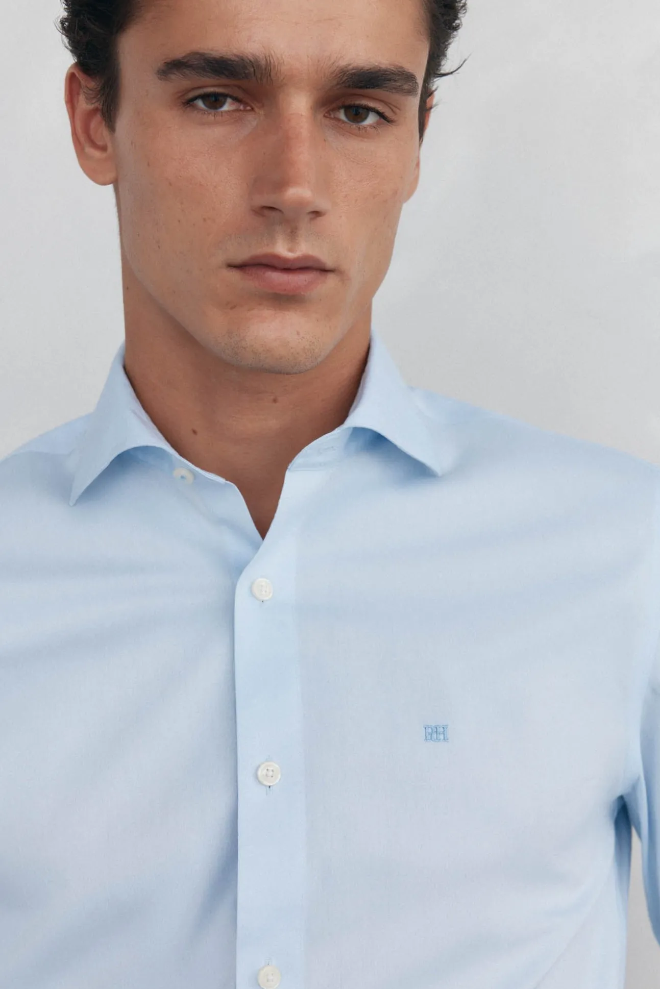 Camisa social lisa, slim fit, resistente a manchas e não engomada