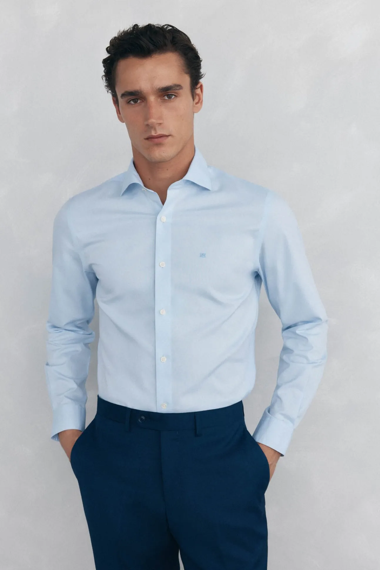 Camisa social lisa, slim fit, resistente a manchas e não engomada