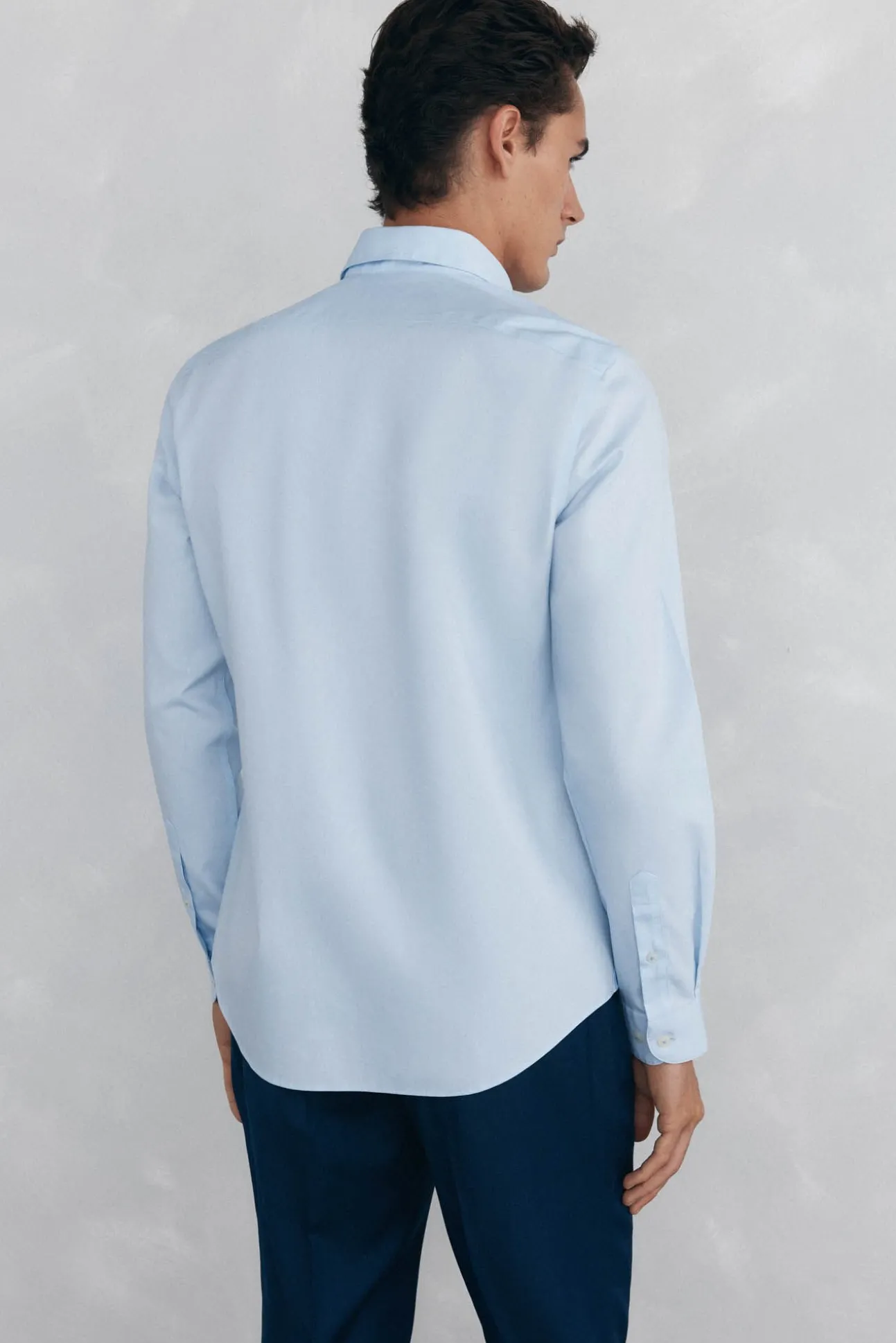 Camisa social lisa, slim fit, resistente a manchas e não engomada