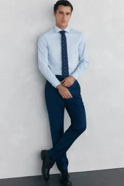 Camisa social lisa, slim fit, resistente a manchas e não engomada