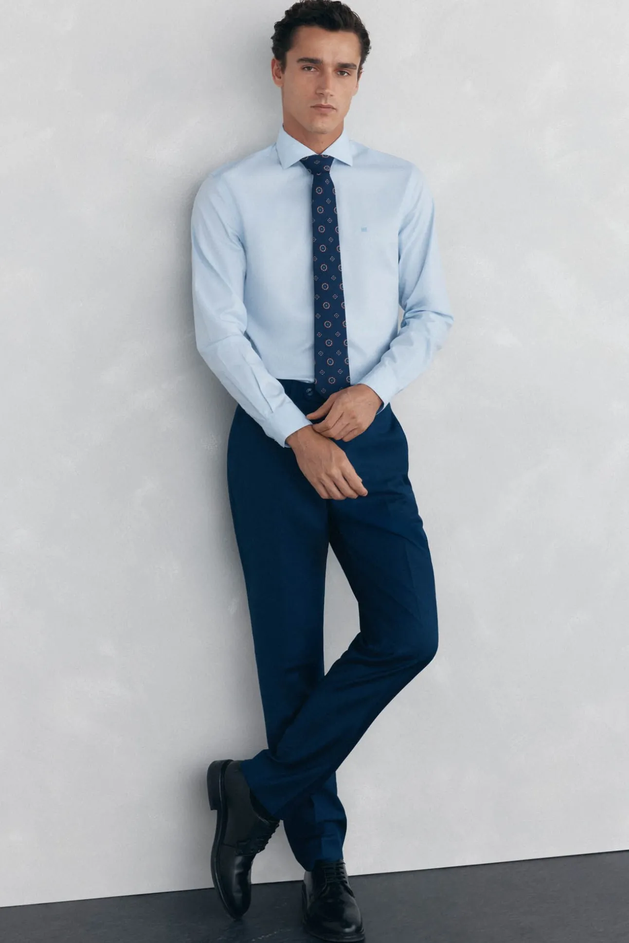 Camisa social lisa, slim fit, resistente a manchas e não engomada