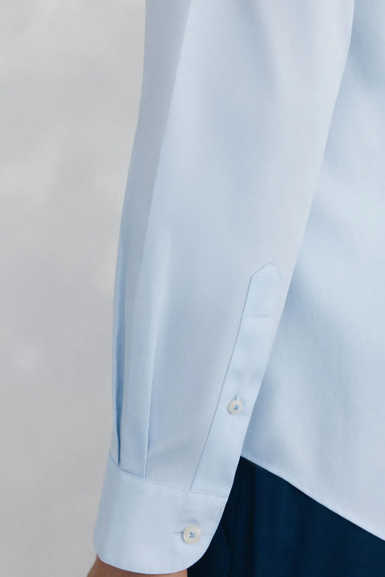 Camisa social lisa, slim fit, resistente a manchas e não engomada