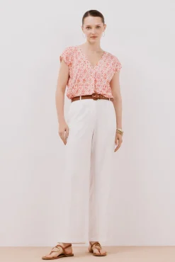 Camiseta bico com detalhe de renda