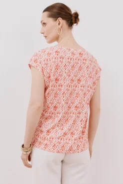 Camiseta bico com detalhe de renda