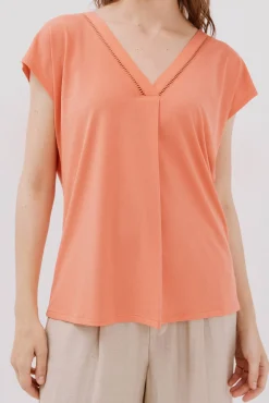 Camiseta bico com detalhe de renda