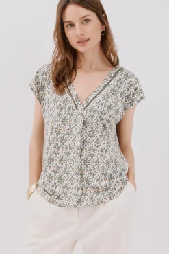 Camiseta bico com detalhe de renda