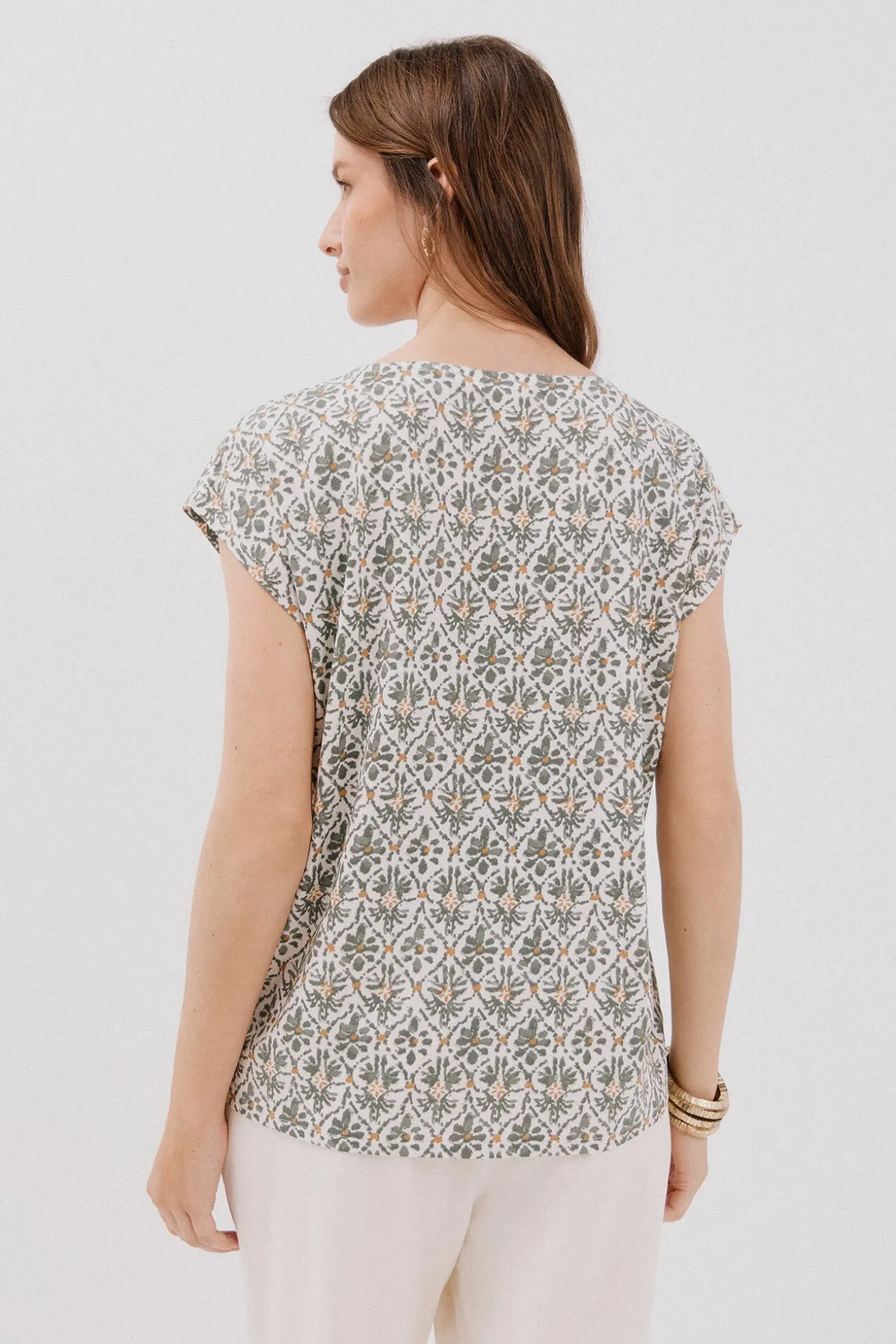 Camiseta bico com detalhe de renda
