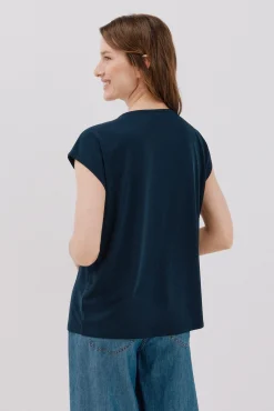 Camiseta bico com detalhe de renda
