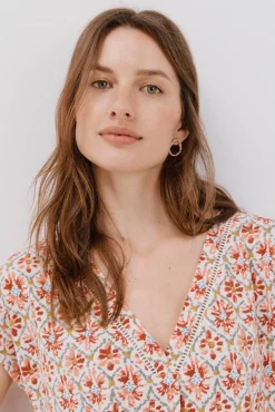 Camiseta bico com detalhe de renda