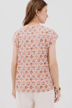 Camiseta bico com detalhe de renda