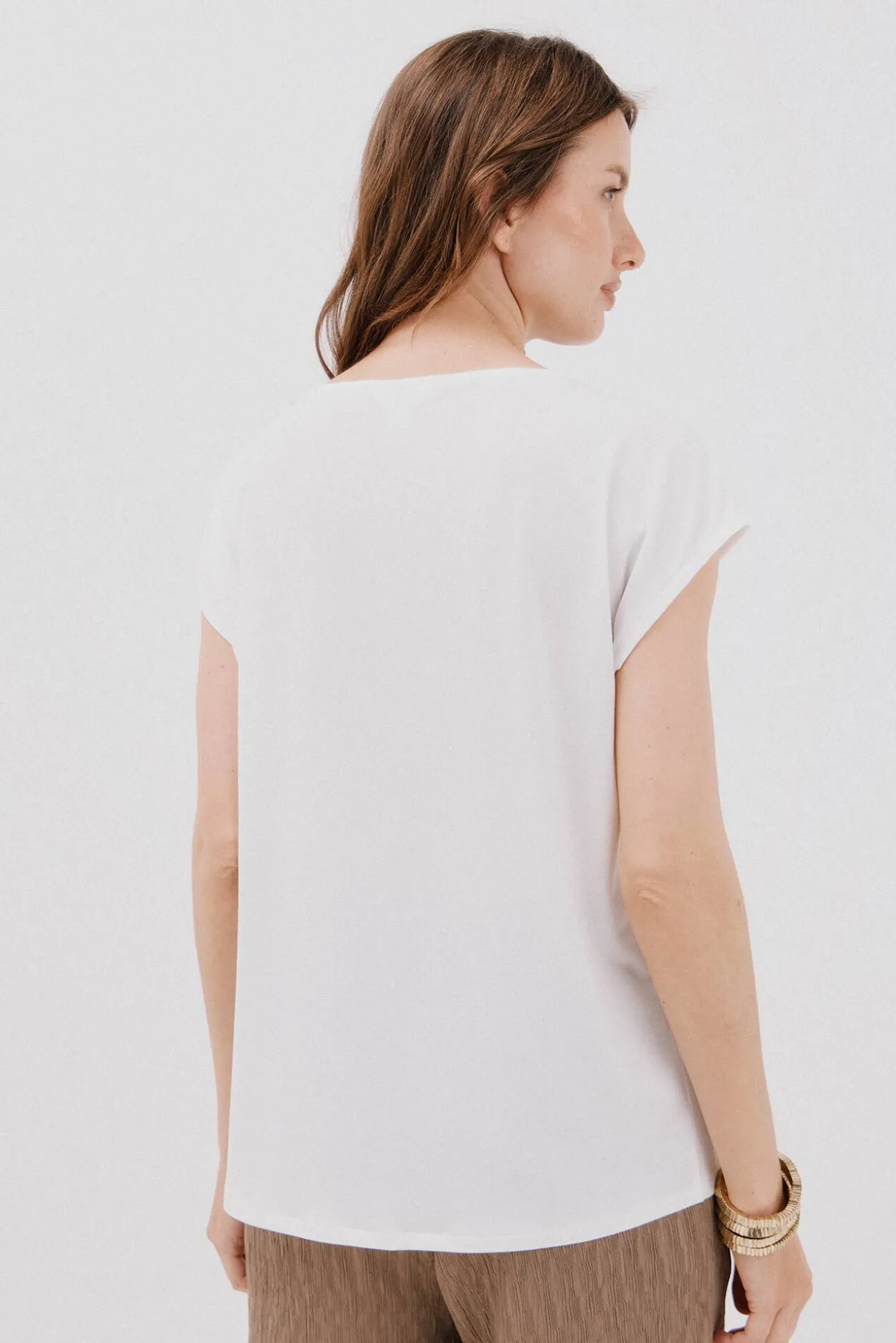 Camiseta bico com detalhe de renda