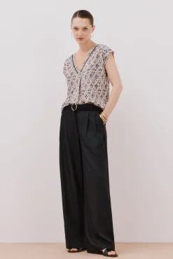 Camiseta bico com detalhe de renda