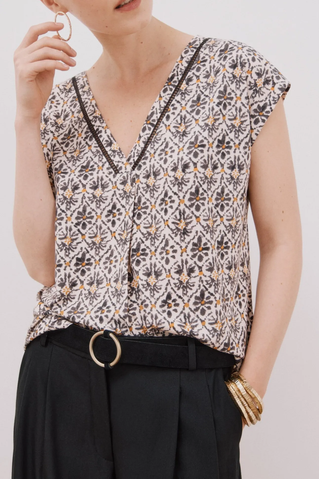 Camiseta bico com detalhe de renda