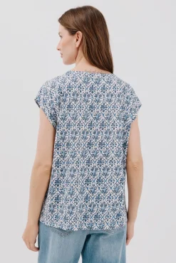 Camiseta bico com detalhe de renda