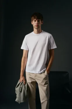 Camiseta básica com bordado de avião