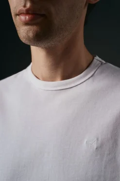 Camiseta básica com bordado de avião