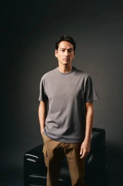 Camiseta básica com bordado de avião
